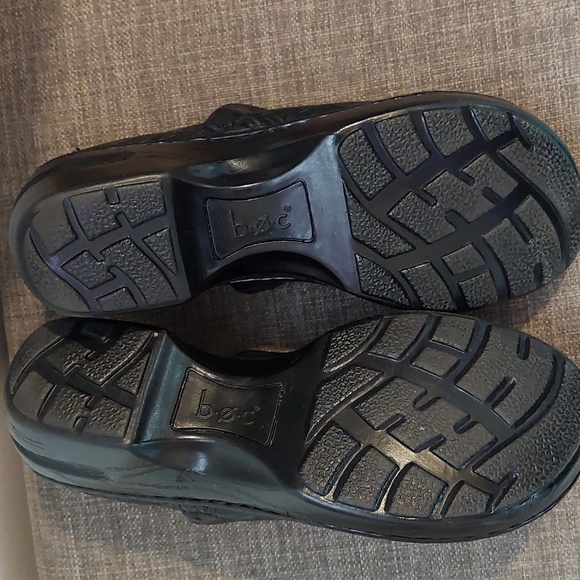 Tooled Look Clogs - Picture 5 of 7